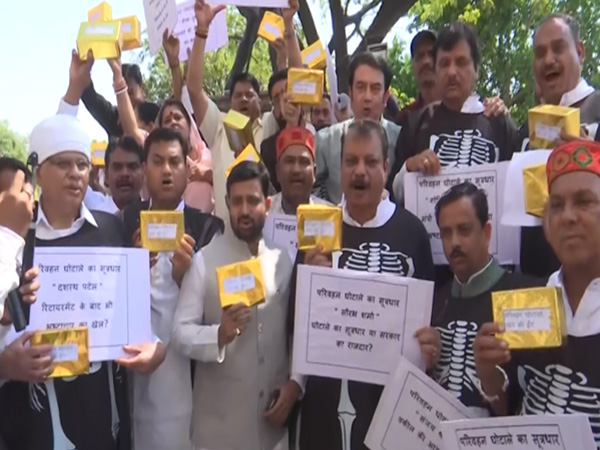 Congress MLAs holding protest (Photo/ANI)   