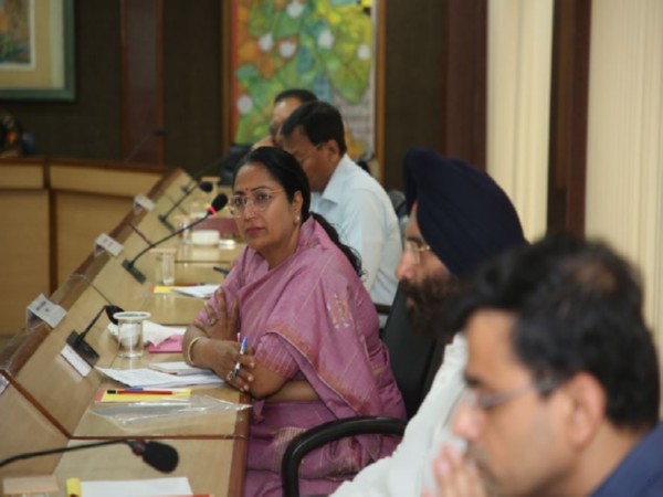 Delhi CM Rekha Gupta chairs a high-level meeting on pollution control. (Photo/@gupta_rekha)