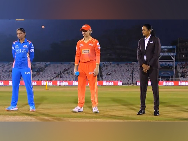 MI captain Harmanpreet Kaur and GG skiper Ash Gardner (Photo: @wplt20/X)