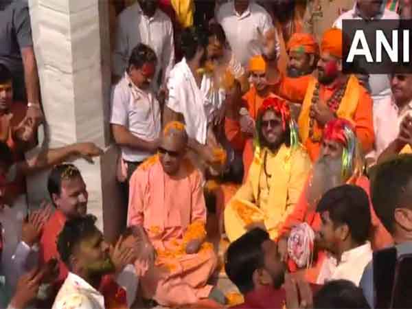 UP  Chief Minister participated in singing traditional ‘phag songs’ (Photo/ANI)