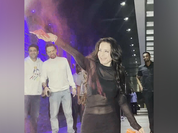 Ameesha Patel playing Holi (Image Source: ANI)
