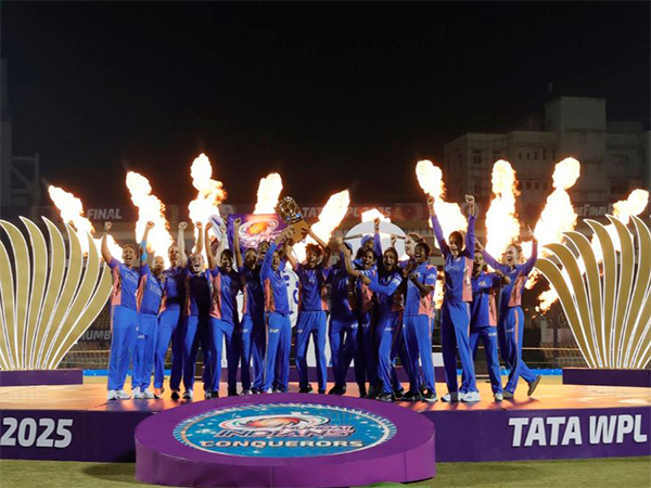 Mumbai Indians with the trophy. (Photo: WPL X/@wplt20)