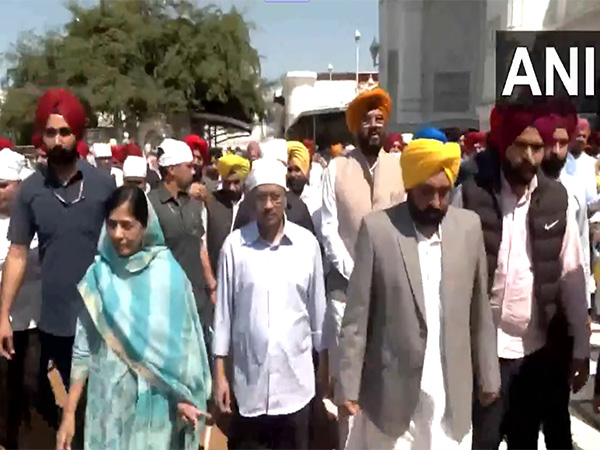 Aam Aadmi Party National Convenor Arvind Kejriwal and his wife Sunita Kejriwal visited the Golden Temple (Photo/ANI)