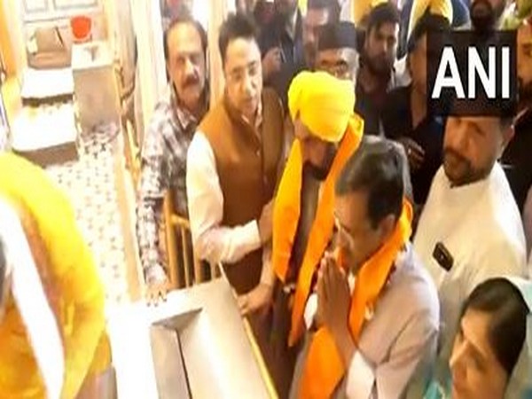 AAP’ Arvind Kejriwal offers prayers at Durgiana temple (Photo/ANI)