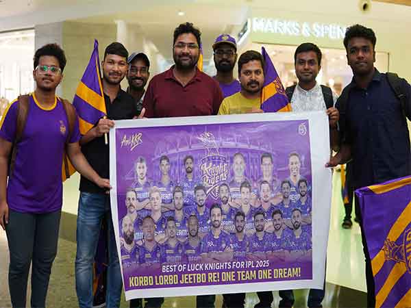 Kolkata Knight Riders fans with team poster (Photo: KKR)