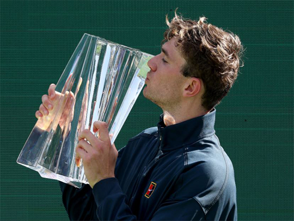 Jack Draper with the title. (Photo- @atptour X)