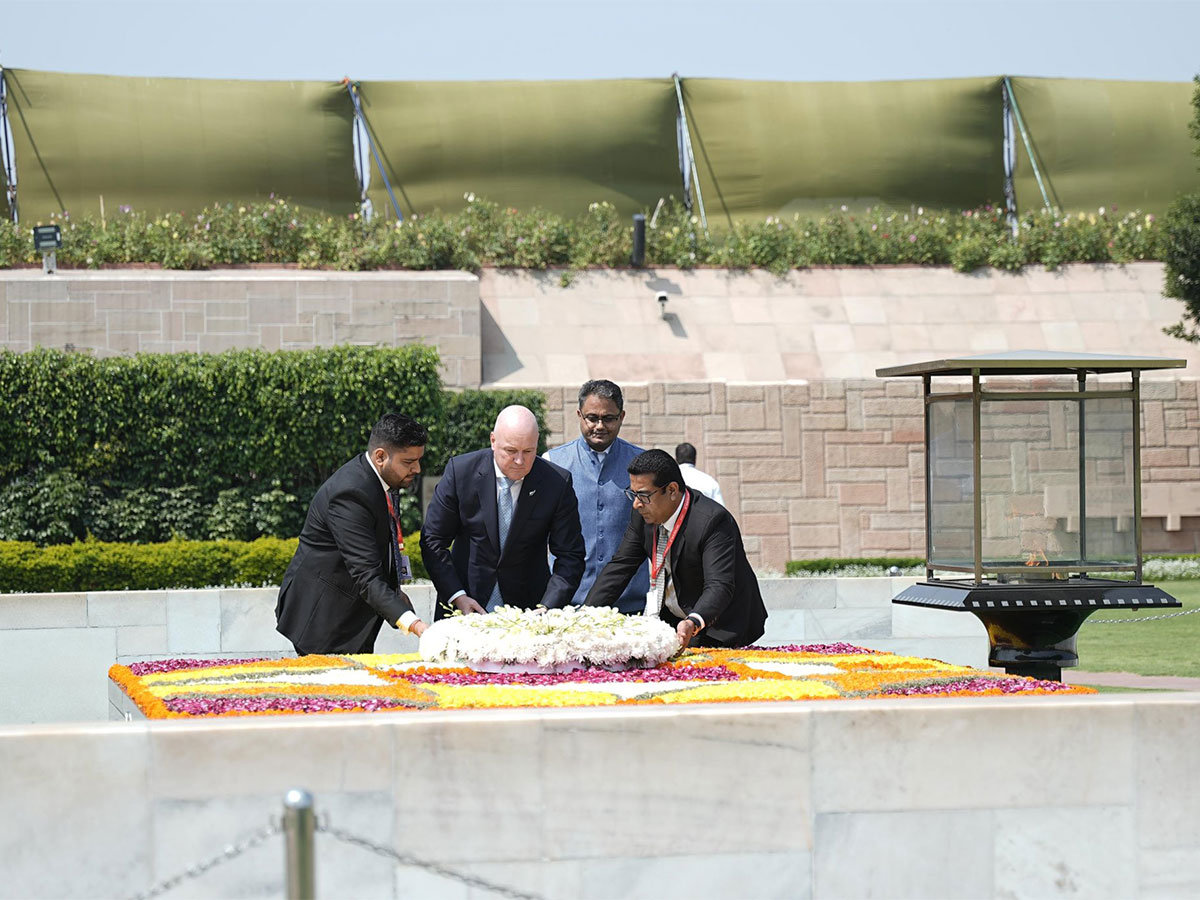 New Zealand PM Christopher Luxon pays tribute to Mahatma Gandhi (Image Credit: X/@MEAIndia)