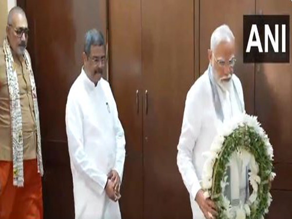 Prime Minister Narendra Modi paying last respects (Photo/DD)
