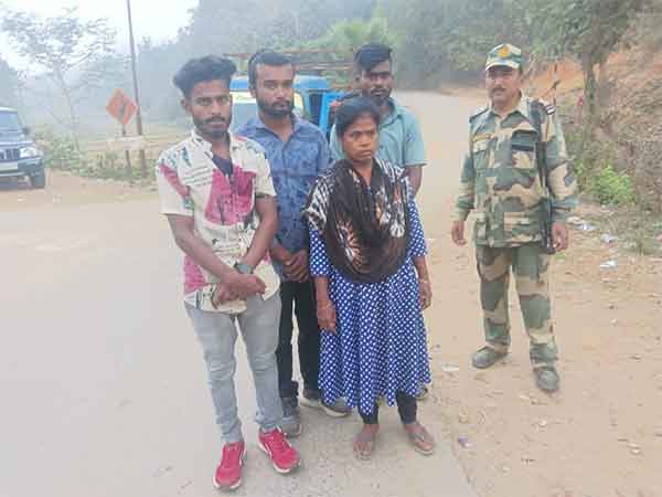 Apprehended Bangladeshi nationals (Photo: BSF)