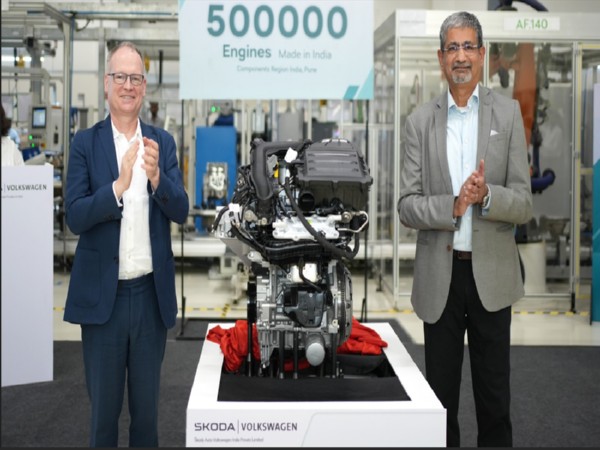 Andreas Dick, Škoda Auto with Piyush Arora, CEO and MD, SAVWIPL (Skoda)