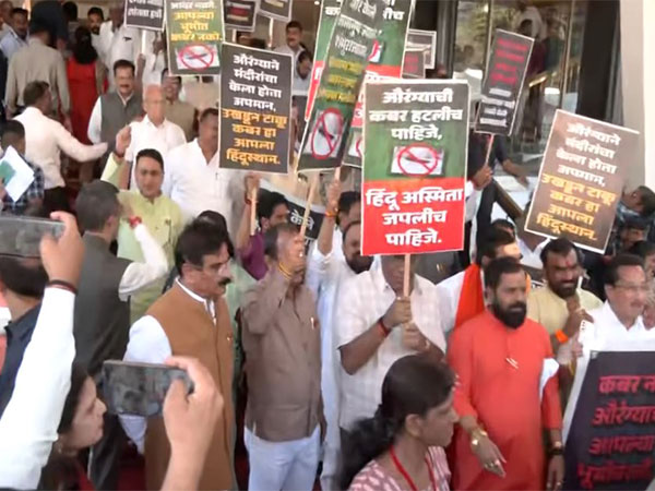Shiv Sena leaders protesting in Maharashtra Assembly premises (Photo/ANI)