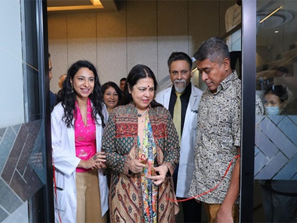 L-R: Dr Kriti Lohia – Aesthetic Dermatologist and Dermatosurgeon, Meenakshi Lekhi, former MoS External Affairs and Dr Sanjay Parashar