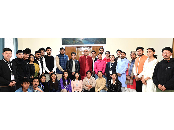 Jammu and Kashmir LG Manoj Sinha with the delegation (Photo/ANI)