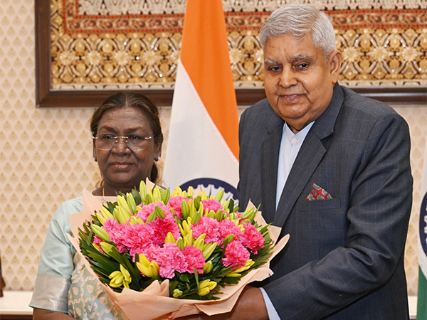 President Droupadi Murmu visited Vice President Jagdeep Dhankhar at his residence to inquire about his health (Photo/x/@rashtrapatibhvn)