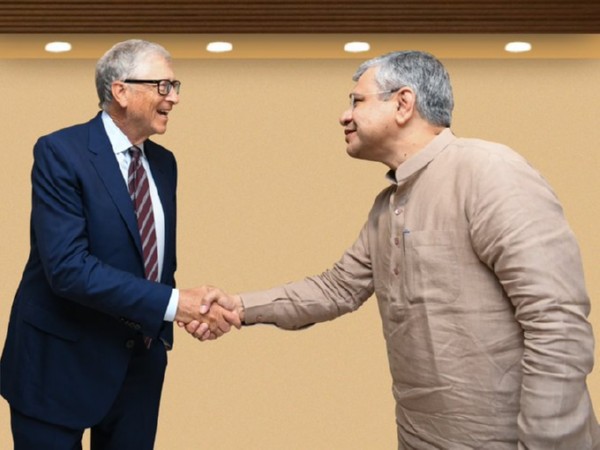 Union Minister Ashwini Vaishnaw with Bill Gates (Photo/@AshwiniVaishnaw)
