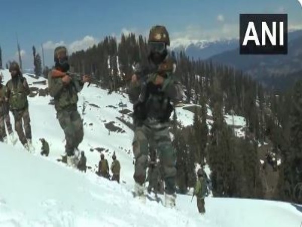 | Indian Army personnel patrol in snow-bound hills of Bhaderwah (Photo/ANI)