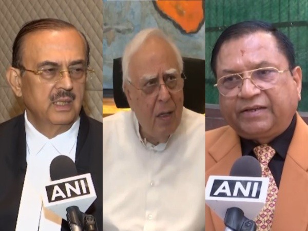 Kapil Sibal (Centre) flanked by senior advocates Adish Aggarwala (right) and Vikas Singh (Photo/ANI)