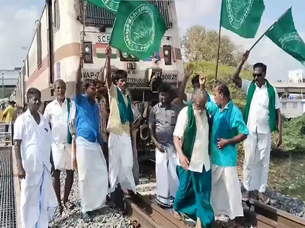 Farmers in Tamil Nadu protest (Photo/ANI)