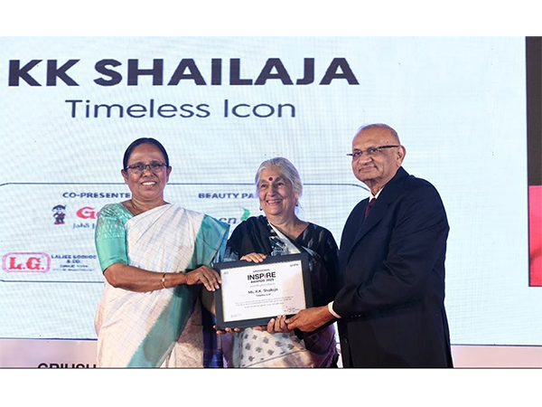 KK Shailja - (Timeless Icon award), being given by Subhashini Ali and Paresh Nath
