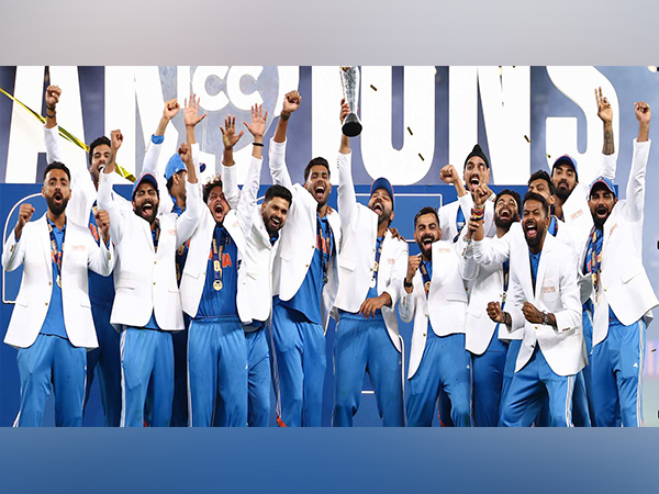 Team India with the Champions Trophy. (Photo: ICC website)