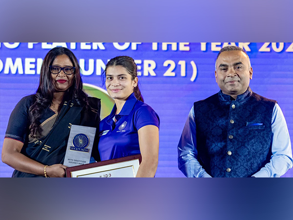 Deepika receiving her award. (Photo- HI Media)