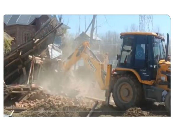  Authorities in Anantnag demolish 'illegally' constructed house of 'terrorist handler' (Photo/ANI)