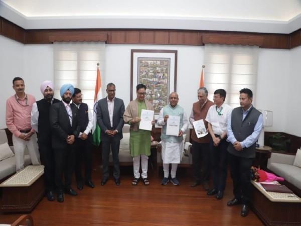 Parliamentary Affairs Minister Kiren Rijiju, and Delhi Legislative Assembly Speaker Vijender Gupta with other officials (Photo/ANI) 