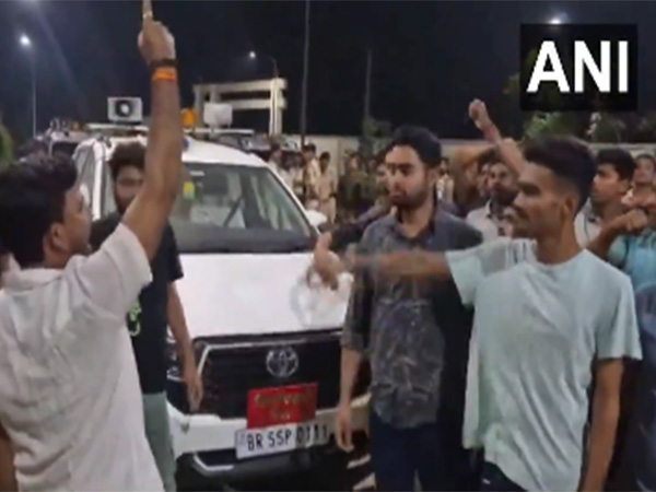  Students protest outside GEC office in Sheohar (Photo/ANI) 