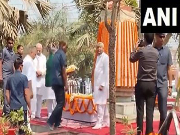 Bihar Chief Minister Nitish Kumar and Governor Arif Mohammed Khan paid tribute to Bhagat Singh on the occasion of Shaheed Diwas.(Photo/ANI)