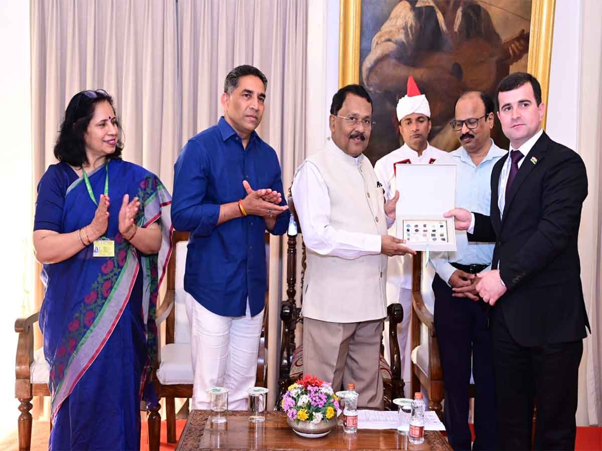 Goa Governor PS Sreedharan Pillai with Central Asian Youth Delegation. (Photo/ANI)