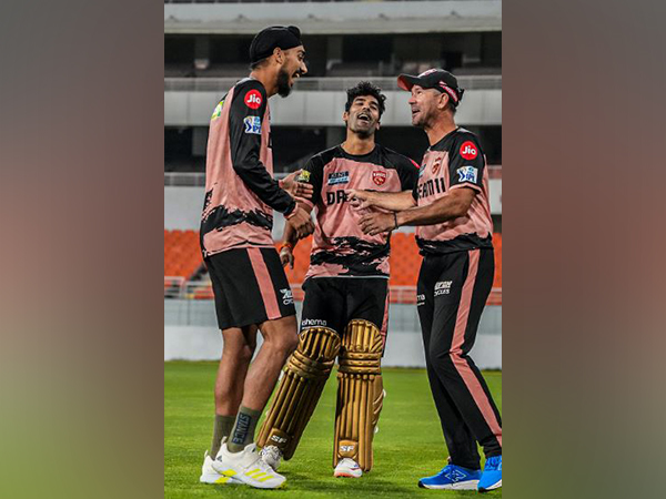 PBKS players with Ricky Ponting (Photo: @PunjabKingsIPL/X) 