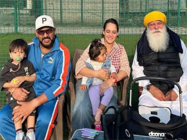 Yuvraj Singh with his family (Image source: Instagram)