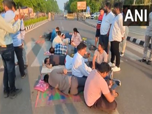 Visuals of the Congress protest outside the party office (Photo/ANI)