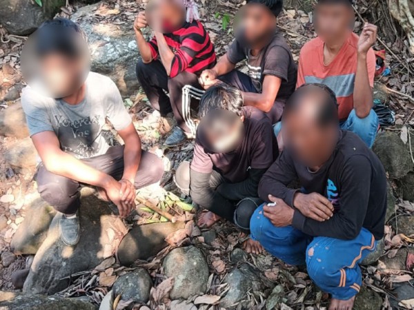 BSF Jawans with the nabbed Bangladeshi and Indian nationals (Photo/BSF Meghalaya)