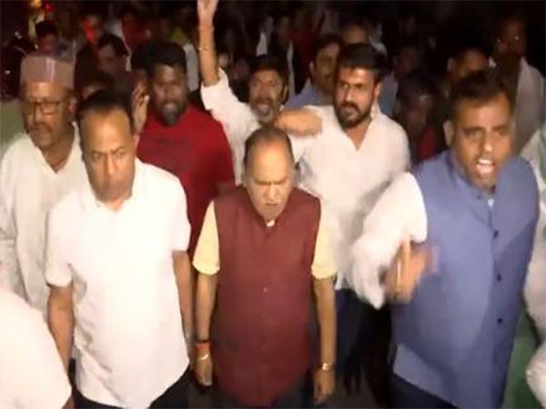 BJP workers hold protest against state government over the murder of BJP leader Anil Tiger in Ranchi. (Photo/ANI)