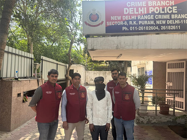 Delhi Crime Branch with the accused (Photo/ANI)