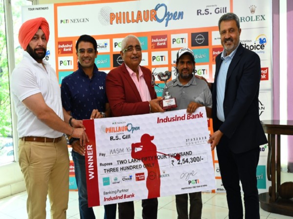 Wasim Khan lifted PGTI NEXGEN’s Phillaur Open trophy (Image: PGTI)