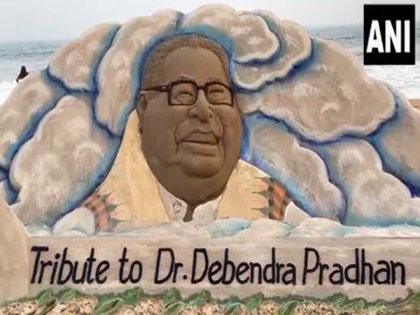 Sand artist Sudarsan Pattnaik’s tribute to Dr. Debendra Pradhan at Puri beach (Photo/ANI)