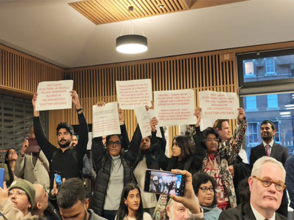 SFI UK activists protest against Mamata Banerjee at Kellogg College (Photo/@sfi_uk)