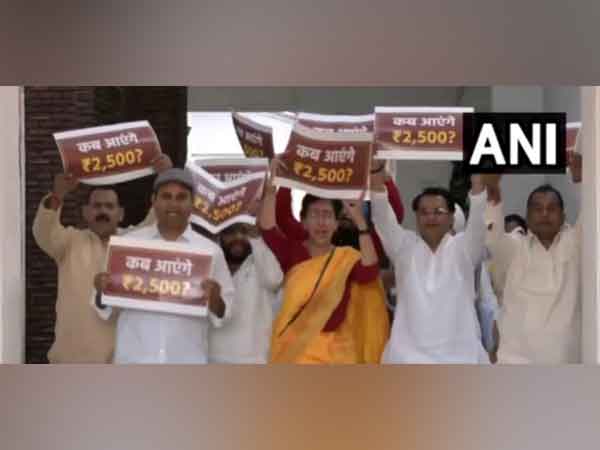 AAP MLAs protest in Delhi Assembly  (Photo/ANI)