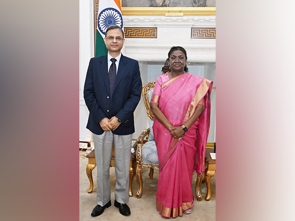 Governor of Reserve Bank of India, Sanjay Malhotra called on President Droupadi Murmu at Rashtrapati Bhavan (Photo/Rashtrapati Bhavan)