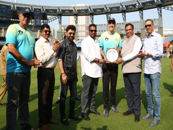 Peter Malinauskas been presented the momento by Mumbai Cricket Association president Ajinkya Naik (Photo: MCA)