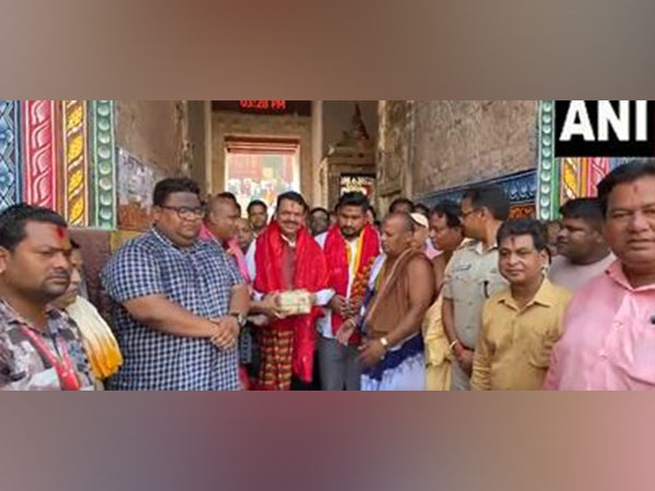Maharashtra CM Devendra Fadnavis offers prayers at Jagannath Temple (Photo/ANI) 