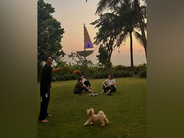 Akshay Kumar with family (Image source: Instagram)