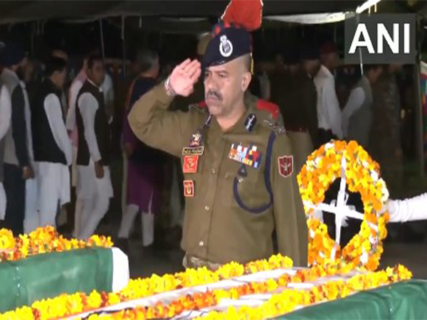 J-K DGP Nalin Prabhat pay tribute to police personnel killed in Kathua encounter. (Photo/ANI)