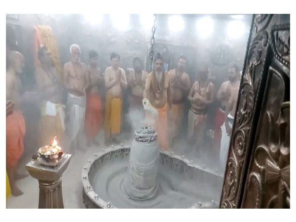Bhasma Aarti being performed at Mahakal Temple (Photo/ANI)