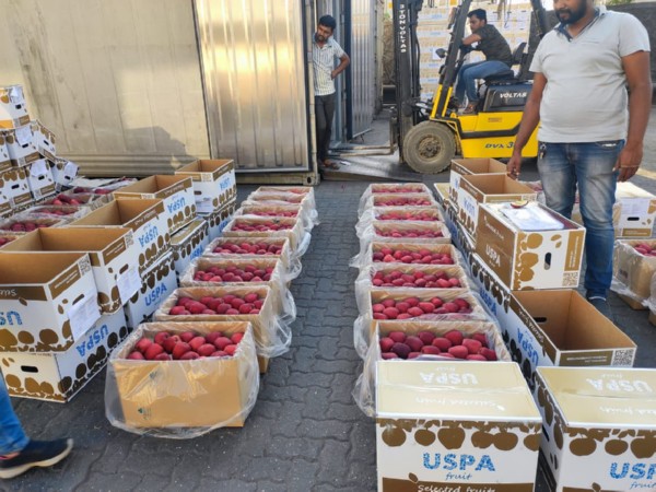 Ukrainian apples in India (Image: X@UkrembInd)