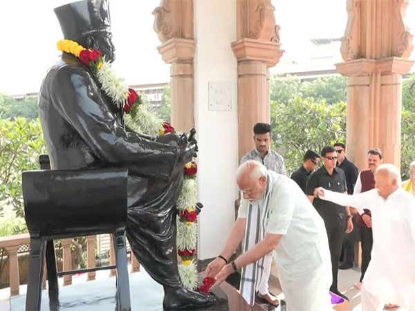 PM Modi pays tribute to RSS founder Keshav Baliram Hedgewar(Photo/ANI/DD)