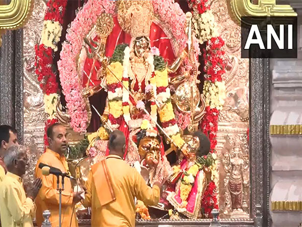 Morning aarti offered at New Delhi's Shri Aadya Katyayani Shaktipith on Chaitra Navratri Day 1 (Photo: ANI)