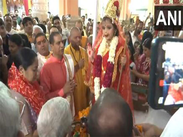  Delhi CM Rekha Gupta offers prayers and performs Kanya Pujan at Chhatarpur Temple on the first day of Chaitra Navratri (Photo/ANI)